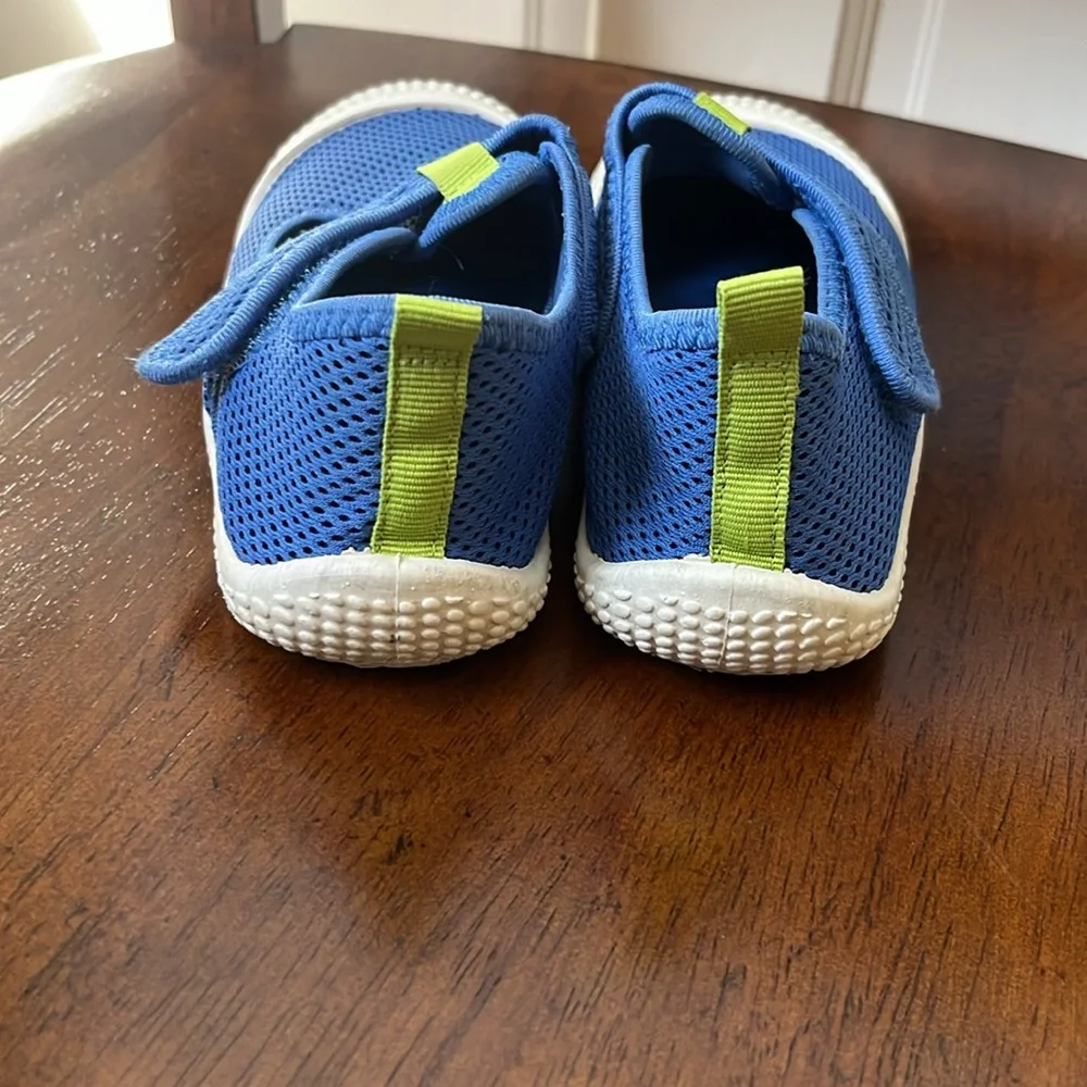 Cat & Jack Sz 12 Water Shoes